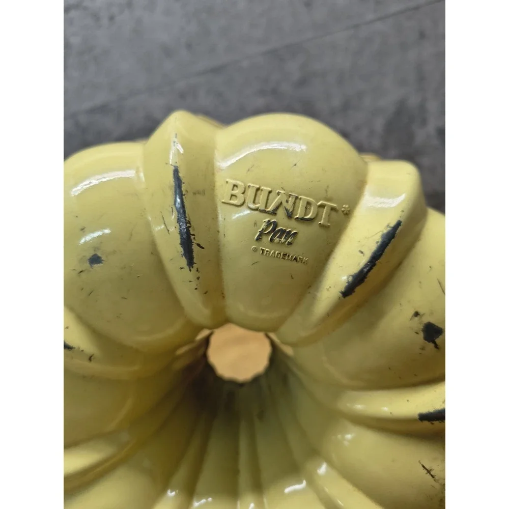 VINTAGE Nordic Ware BUNDT pan 50 years old cake mold in yellow 60s 70s